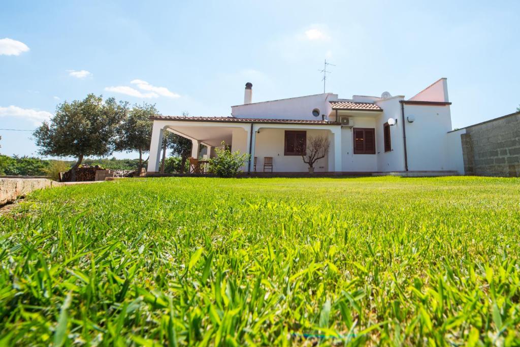 een huis met een gazon ervoor bij Villa Letizia in Scorrano