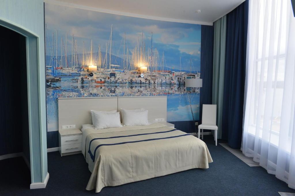 Una cama o camas en una habitación de Brigantina Hotel