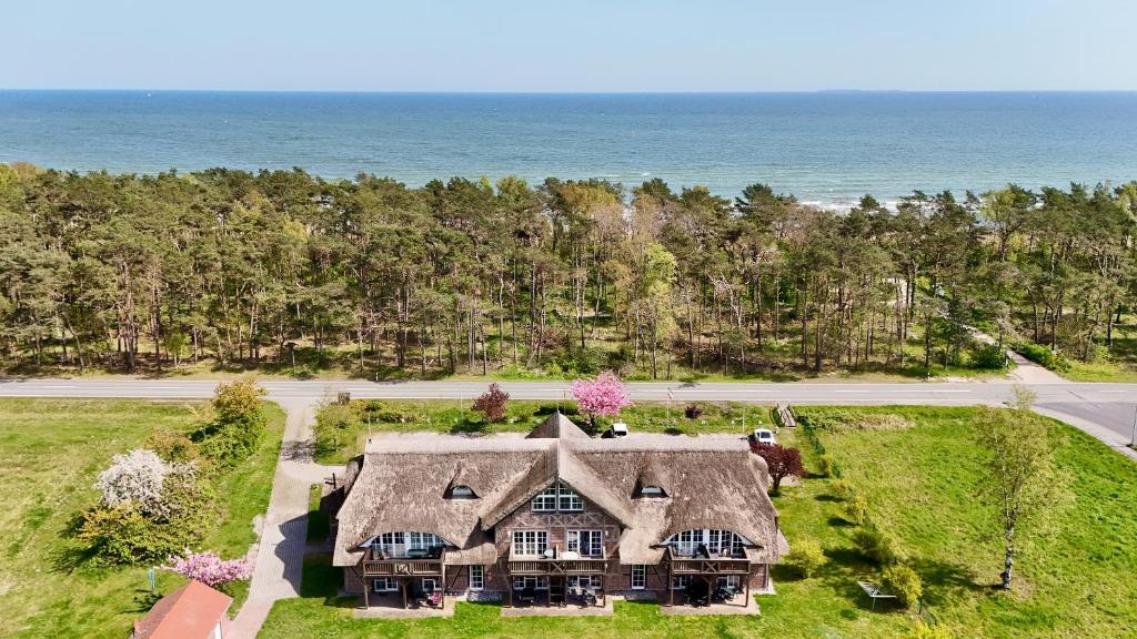 an overhead view of a large house with a view of the ocean at Haus an der Düne Wohnung 9 in Lobbe