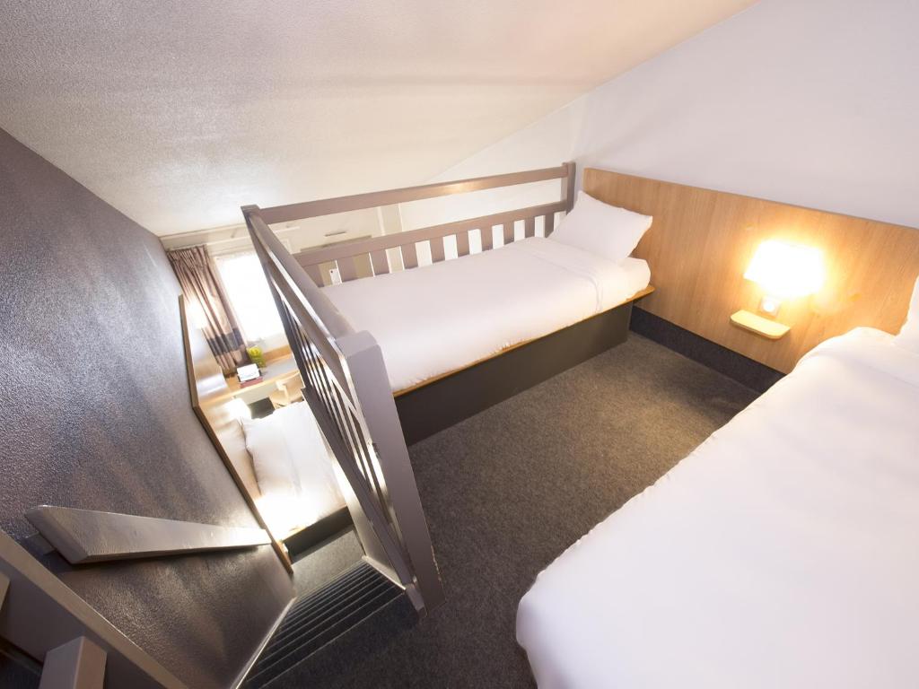 B&B HOTEL CHATEAUROUX Aéroport - Habitación Cuádruple