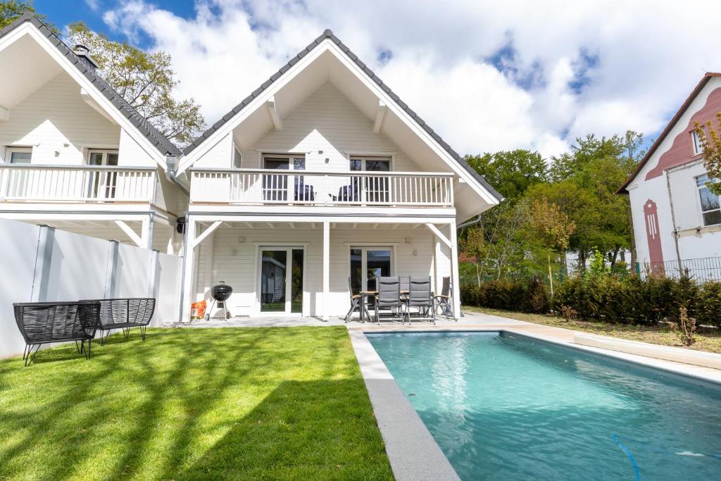 a house with a swimming pool in the yard at Ferienhaus Vitamin Sea in Ostseebad Sellin
