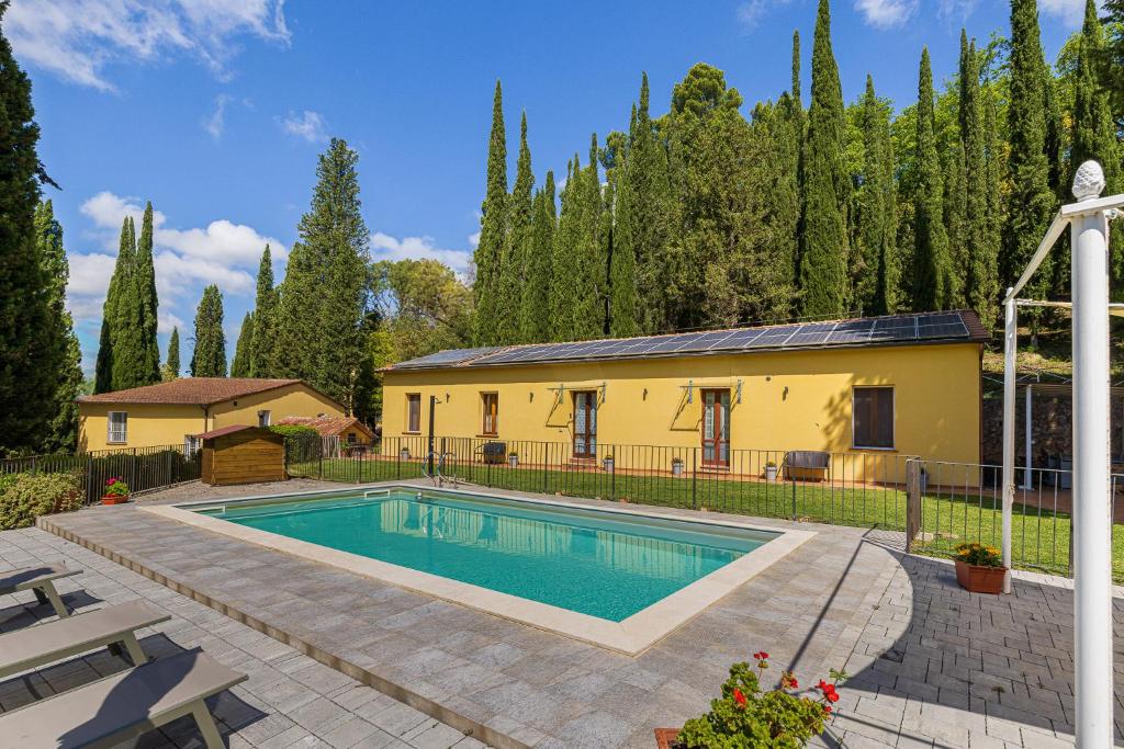 una casa con piscina di fronte a un cortile di Casa Febea a Chiusi