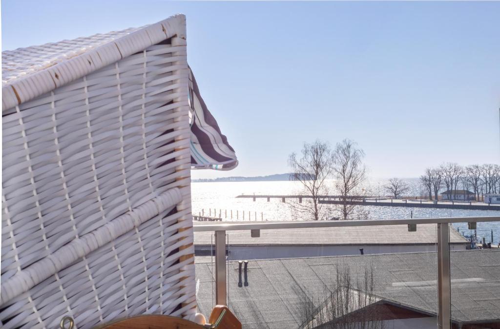ein Blick auf den Strand vom Balkon eines Hauses in der Unterkunft Penthouse Heimathafen in Lauterbach in Lauterbach