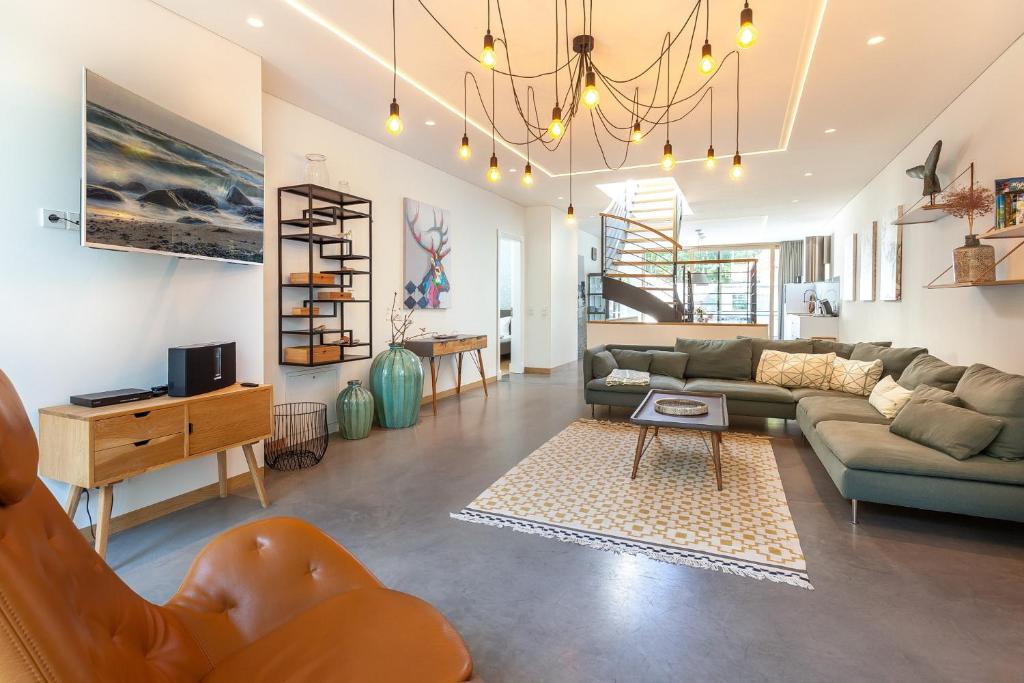 een woonkamer met een bank en een tafel bij Villa Baltic Pearl Penthouse in Ostseebad Sellin