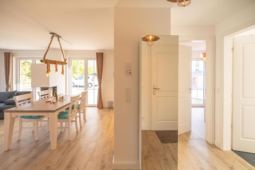une cuisine et une salle à manger avec une table et des chaises dans l'établissement Alte Fischfabrik SeePerle, à Lauterbach