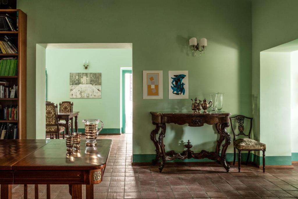 Habitación con mesa, sillas y comedor. en Agriturismo Petrara, en Simeri