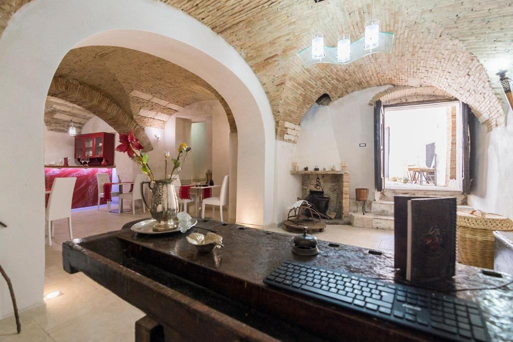een kamer met een stenen aanrecht en een open haard bij Residenza La Nivera in Miglionico
