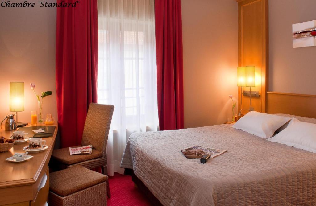 Postel nebo postele na pokoji v ubytování Hôtel Le Rapp
