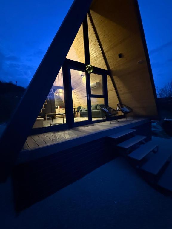 vista di una casa con una grande finestra di A Frame Loft Calimanesti a Călimăneşti