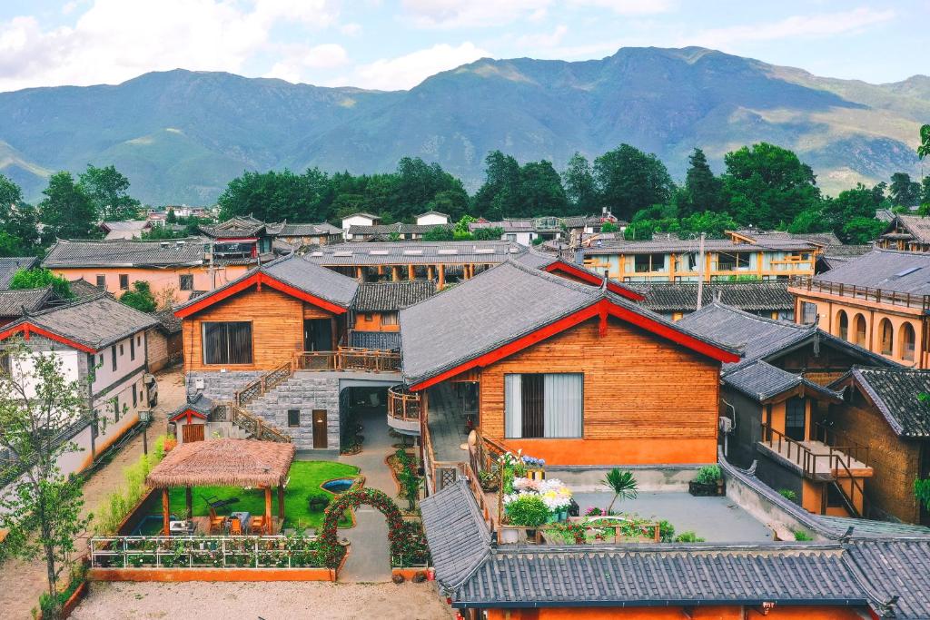 een dorp met huizen en bergen op de achtergrond bij Dawnscape snowmountain viewing Courtyard - Baisha old town in Lijiang