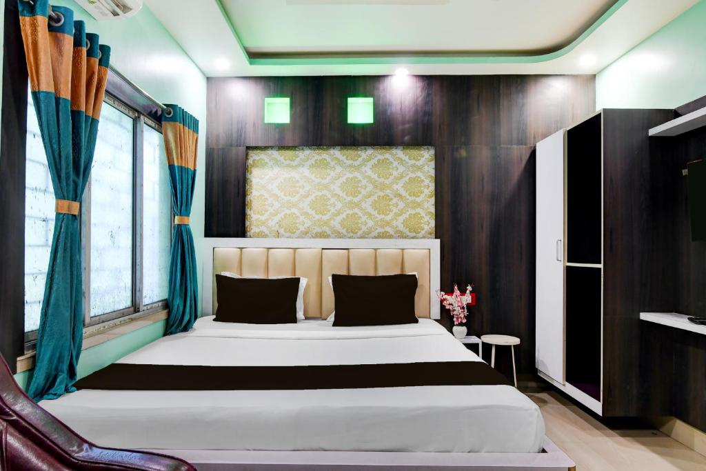 Giường trong phòng chung tại Hotel O by OYO Subharaj Palace And Restaurant