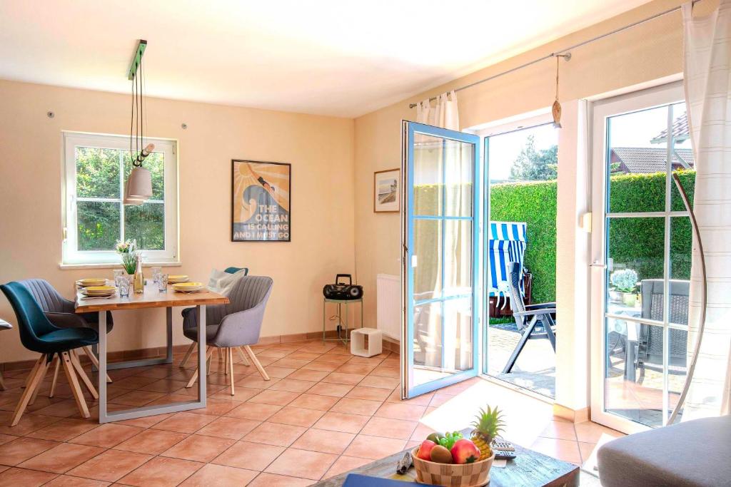 d'un salon avec une table et des chaises ainsi que d'une terrasse. dans l'établissement Weststrandläufer, à Wieck