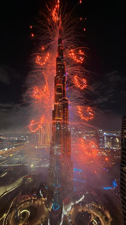 Private room in BURJ KHALIFA facing 3BR luxury apartment in Downtown Near Dubai Mall Metro