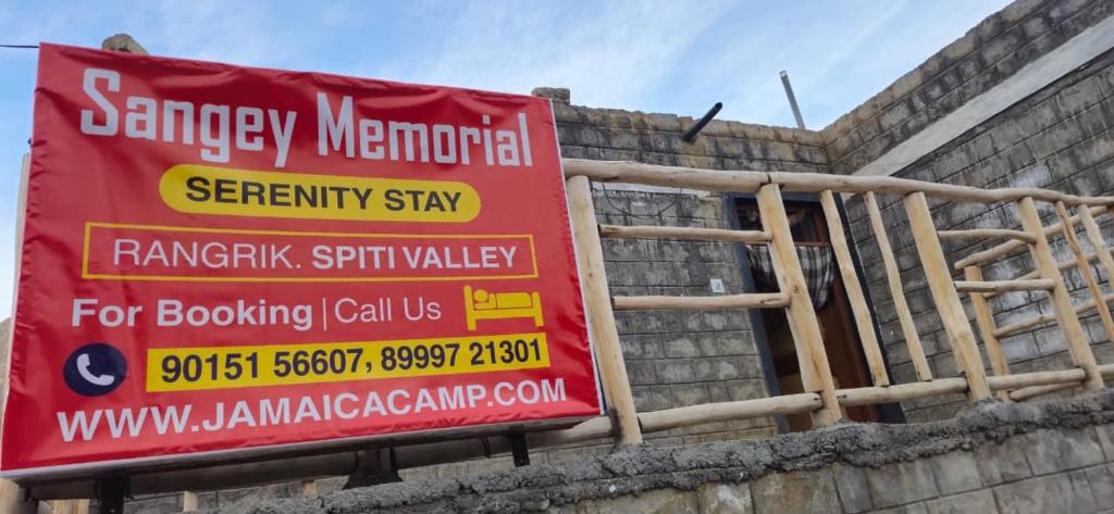 Et logo, certifikat, skilt eller en pris der bliver vist frem på Serenity Stay Rangrik