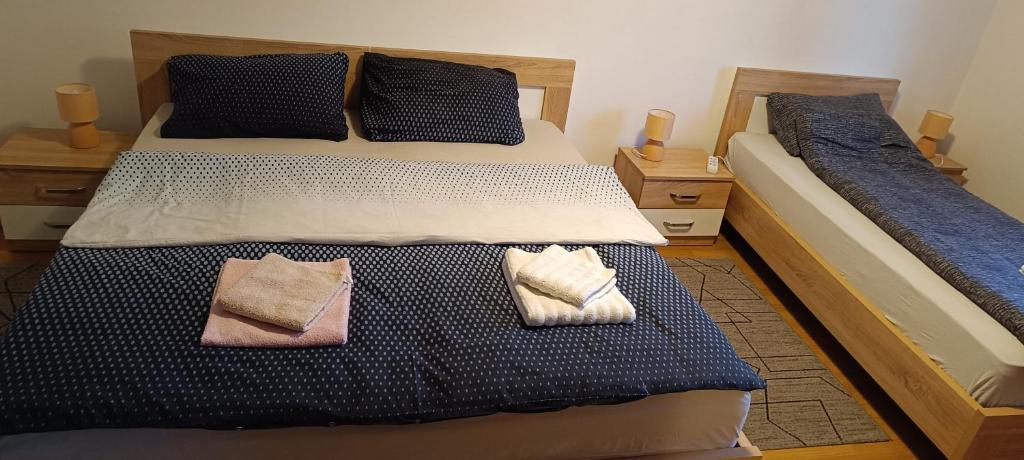 En eller flere senge i et værelse på APARTMAN PETAR