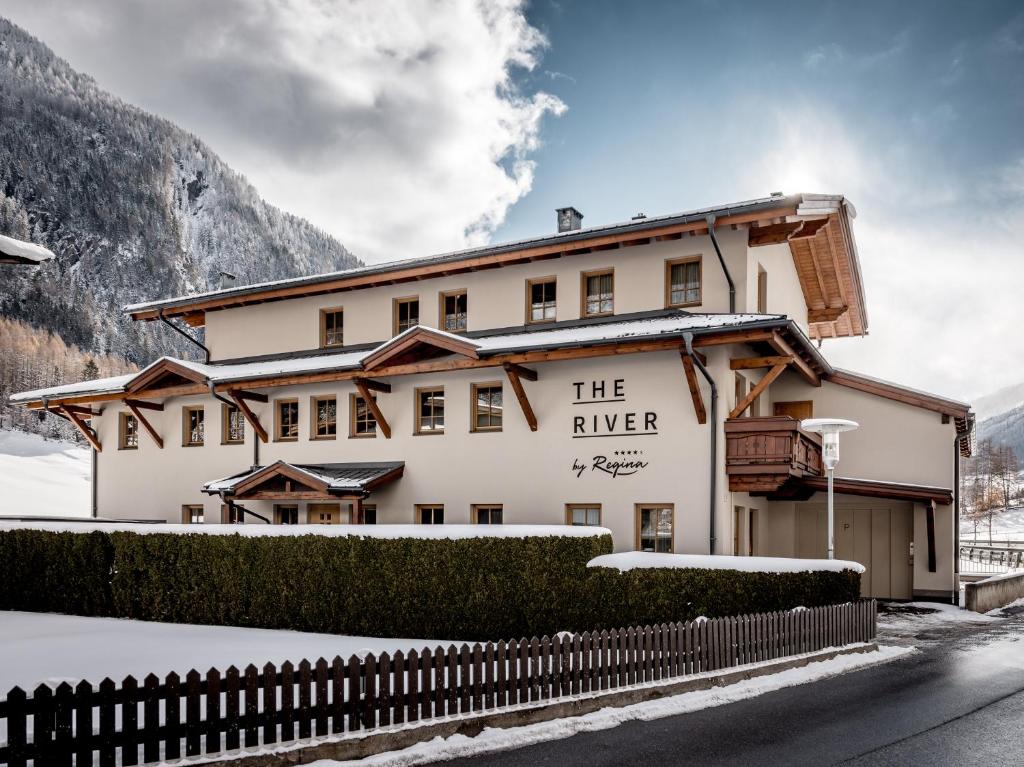 een gebouw met de rivier erop geschreven bij The River by Regina in Sölden