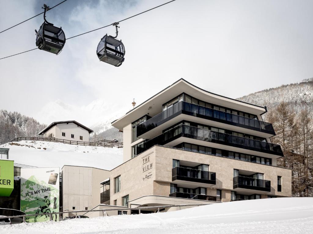 een skigebied met een skilift voor een gebouw bij The View by Regina in Sölden