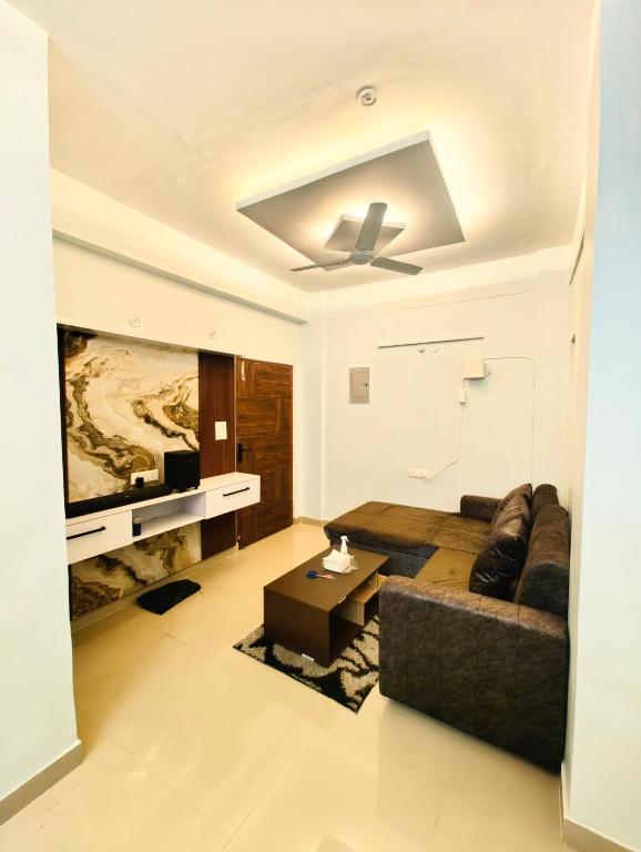 Zona d'estar a Aura Stays 2bhk