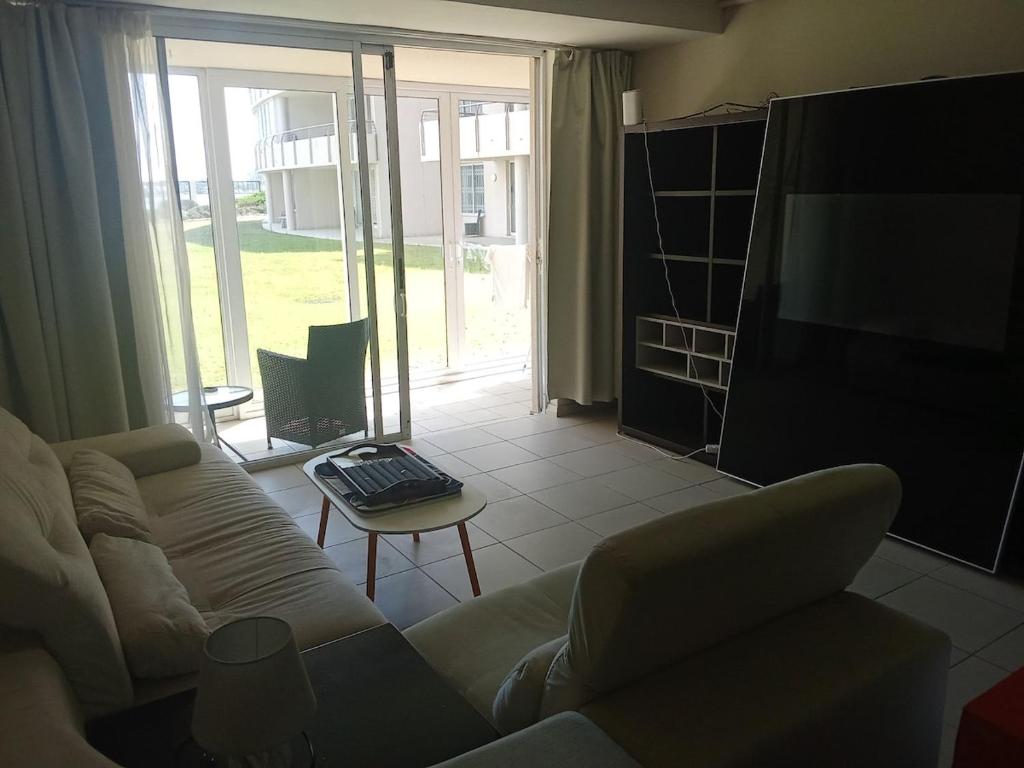 spacious-beachfront-2bedroom-apartment-lagoon-view-cape-town