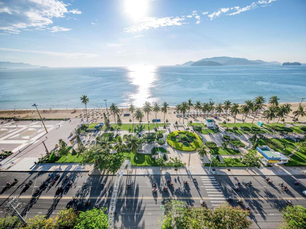 een luchtfoto van het strand en de oceaan bij Novotel Nha Trang in Nha Trang