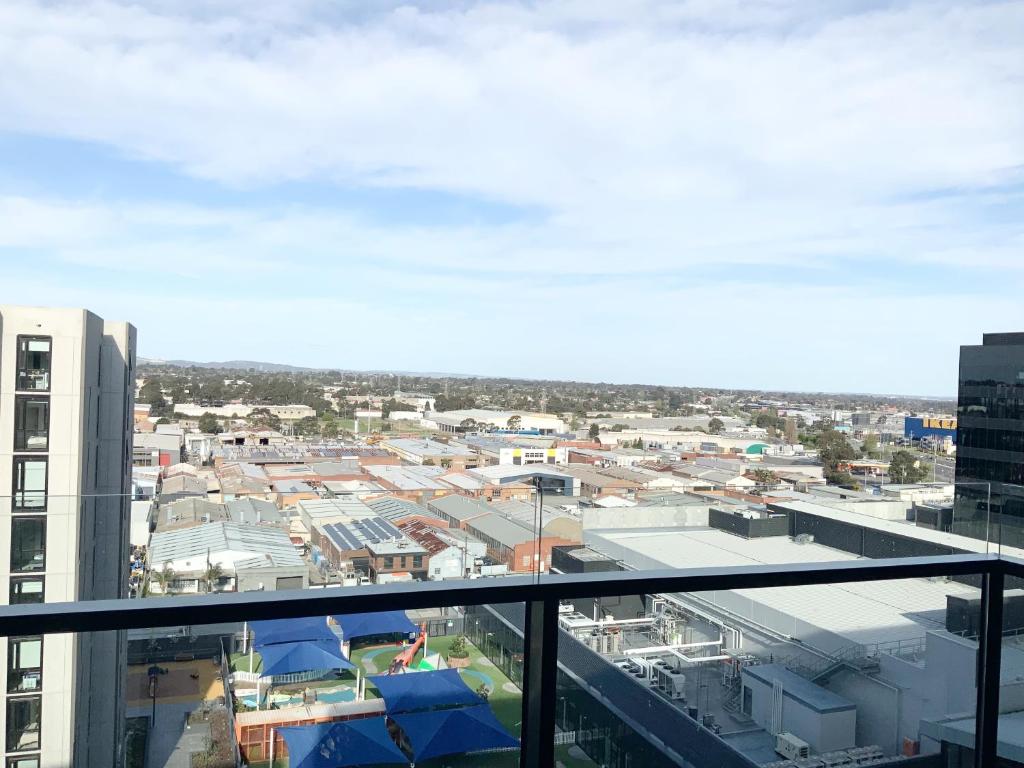 een uitzicht op de stad vanaf de top van een gebouw bij Premium Twin King Ensuite plus Double sofa bed - Mcity shopping center - Clayton - Monash University and Hospitals - Super Fast Wifi - Free Parking & Amenities - Complementary drinks & coffee in Clayton North