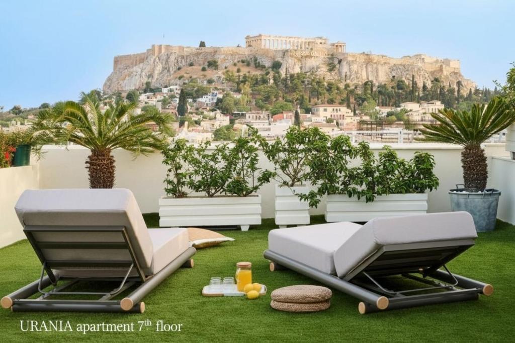 due sedie sull'erba con una montagna sullo sfondo di Acropolis Muses - Downtown Luxury Apartments ad Atene