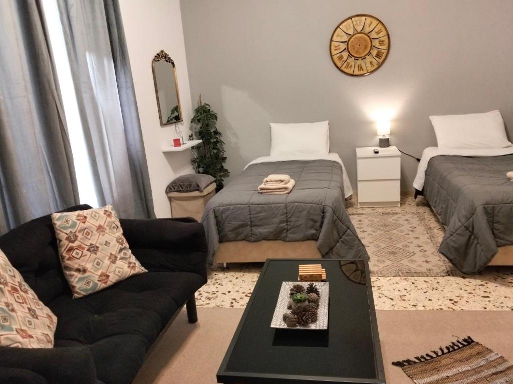 En eller flere senge i et værelse på SUNRISE near the sea apartment