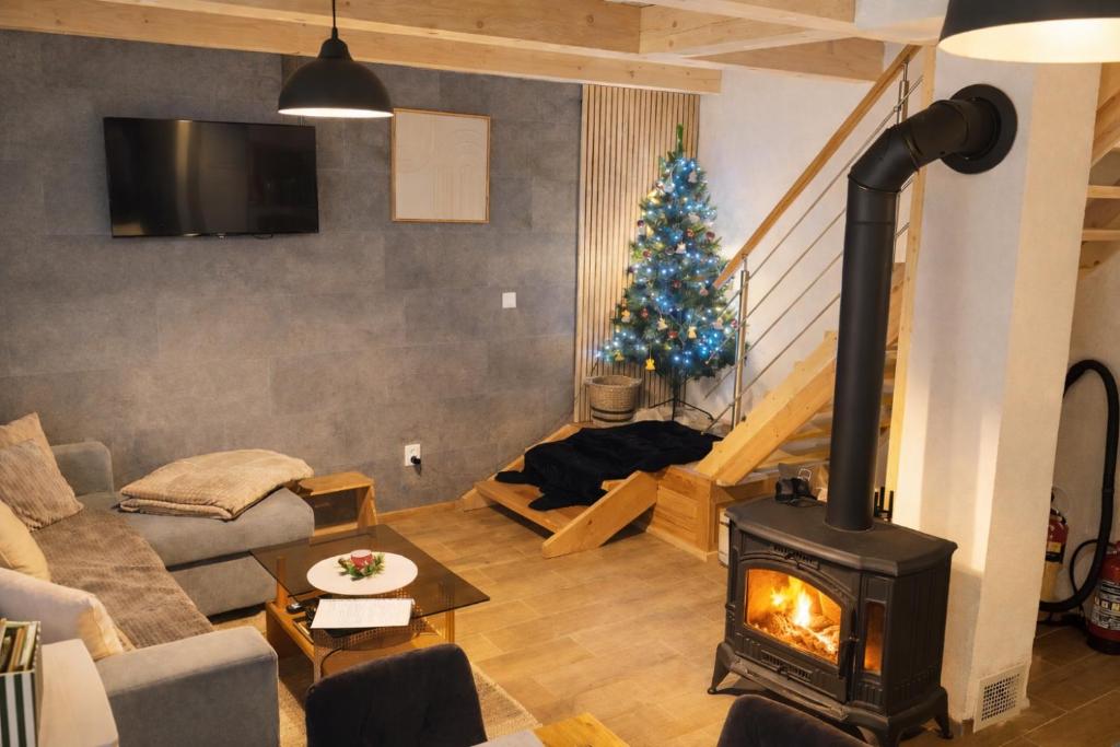 un soggiorno con camino e albero di Natale di Chata pod Kriváňom a Východná