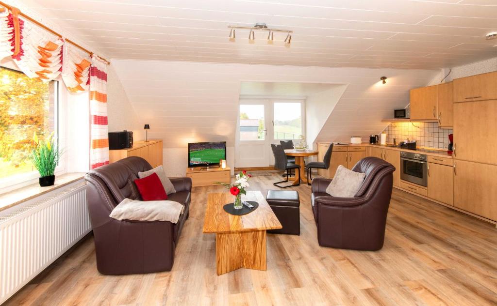 een woonkamer met twee stoelen en een tafel bij Studiowohnung in Hohnstorf