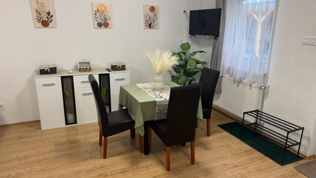 een eetkamer met een tafel en stoelen en een keuken bij Hetes7 Villa Negra 