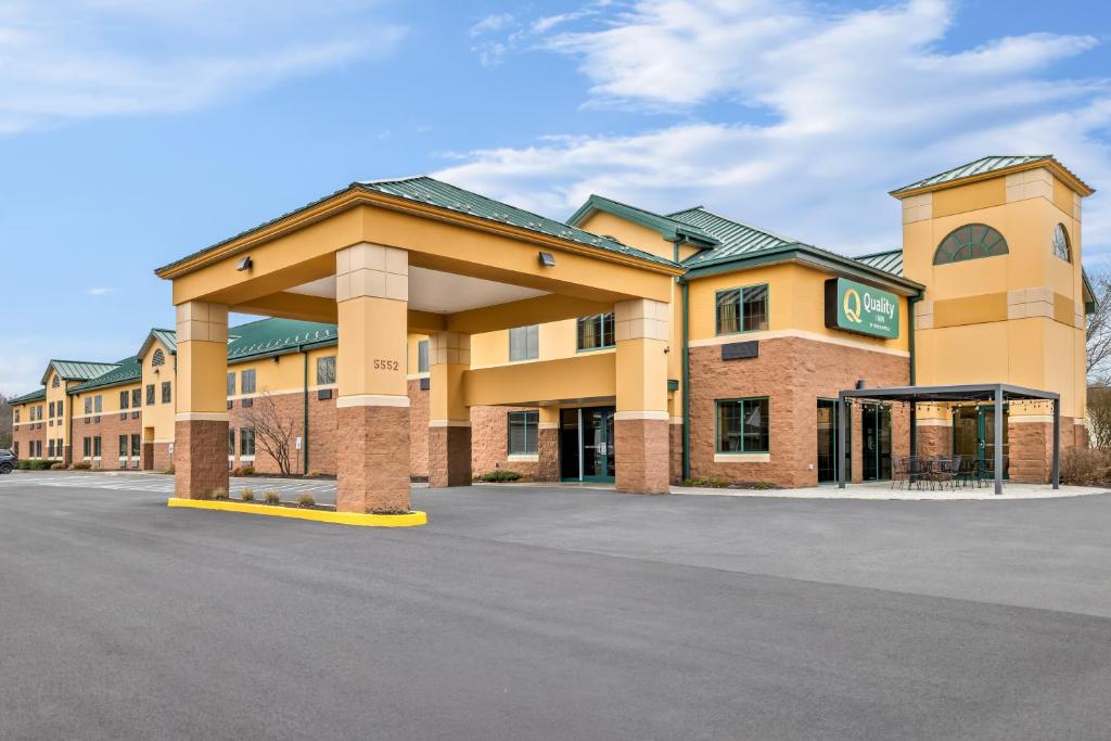 una rappresentazione di un hotel con parcheggio di Quality Inn Brewerton - Syracuse Oneida Lake Area a Brewerton