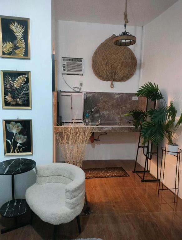 un soggiorno con sedia e ventilatore di Love Bk siargao a General Luna