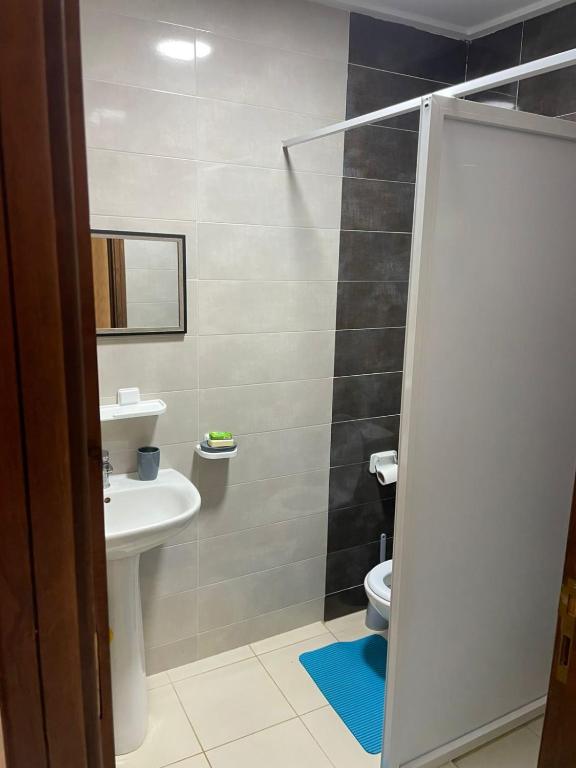 een badkamer met een wastafel en een toilet bij le riffe in Nador