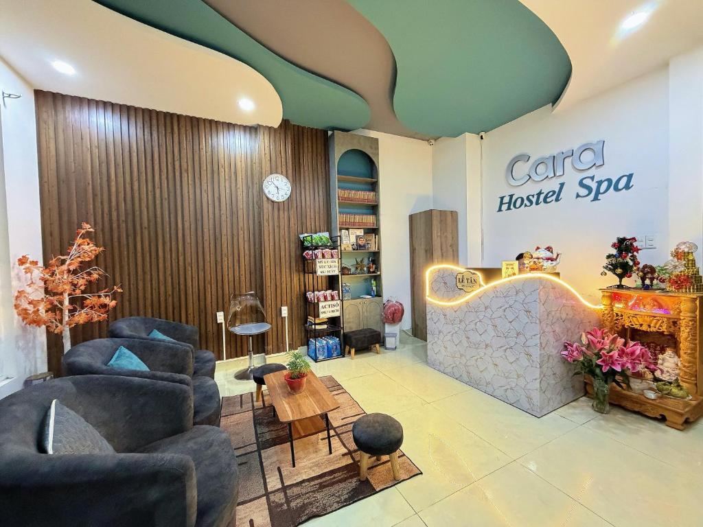 una stanza con divani e sedie in un negozio di CaRa Hotel Đà Lạt a Da Lat