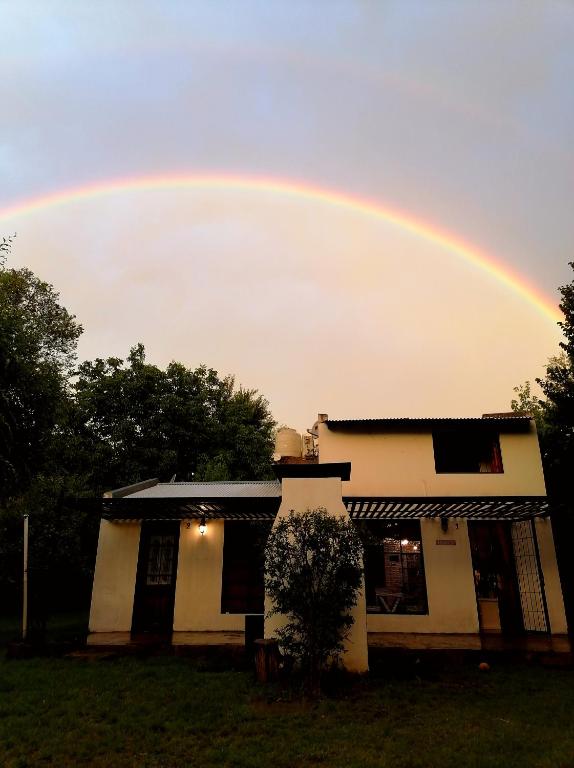 Un arcobaleno nel cielo sopra una casa di Casita Santa Elena 1 a Trapiche