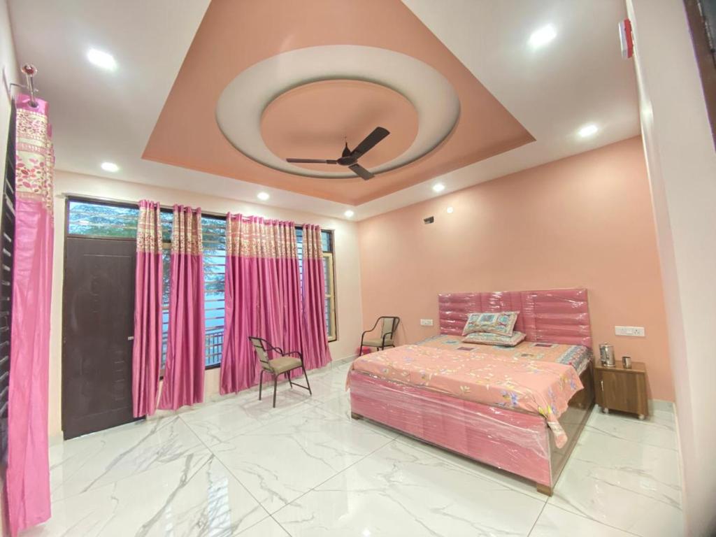 a bedroom with a bed and a ceiling at Revanta Home Stay in Anandpur Sāhib
