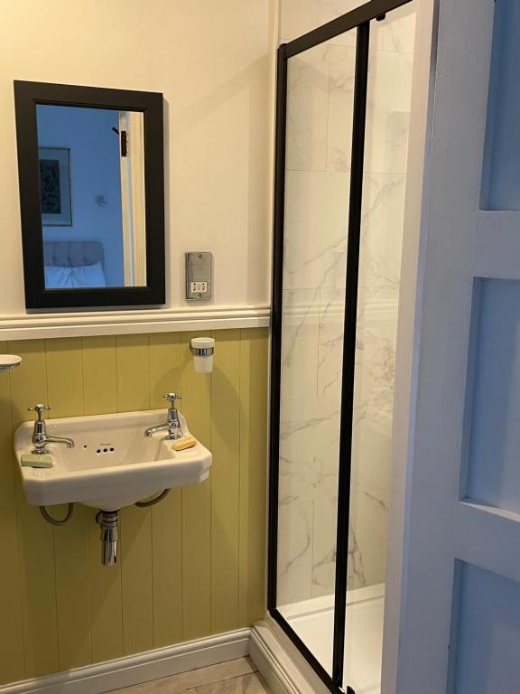een badkamer met een wastafel en een douche bij 7 Goathill Crescent in Stornoway