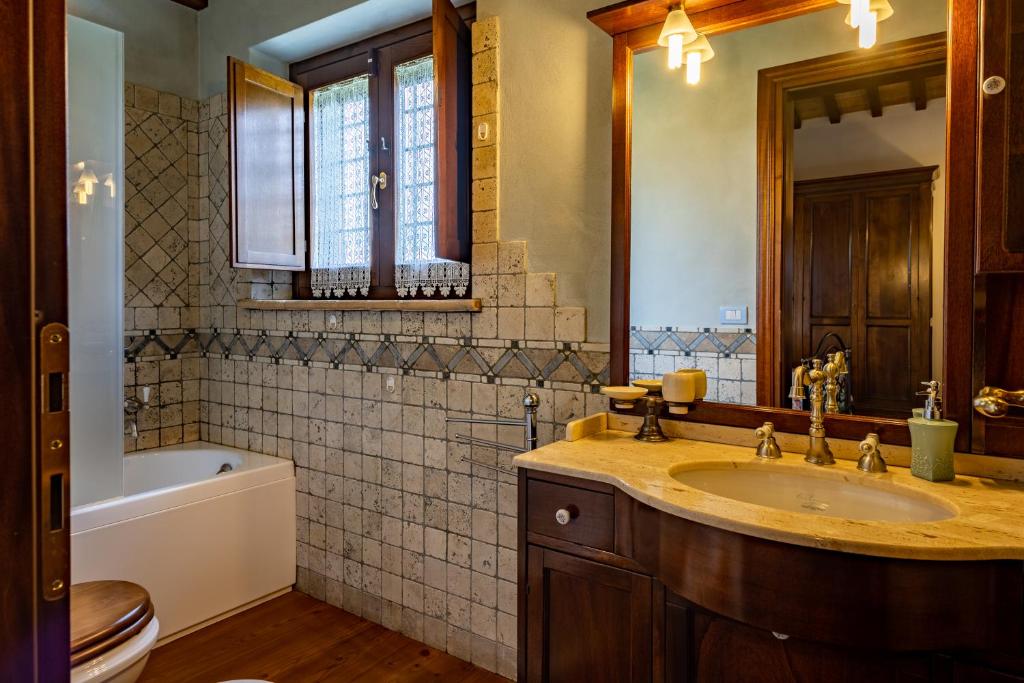 a bathroom with a sink and a tub and a toilet at La Casa di Betta in Monte Campano