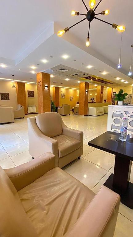 een lobby met banken en een tafel in een gebouw bij Hotel kssar in Oran