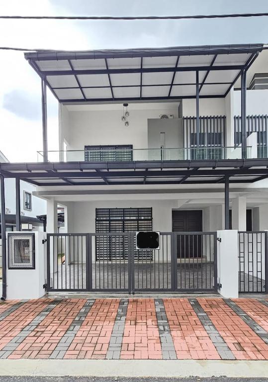 a building with a balcony on top of it at Suria Aman Homestay Semi-D 5 Rooms 5 Bathrooms in Taiping
