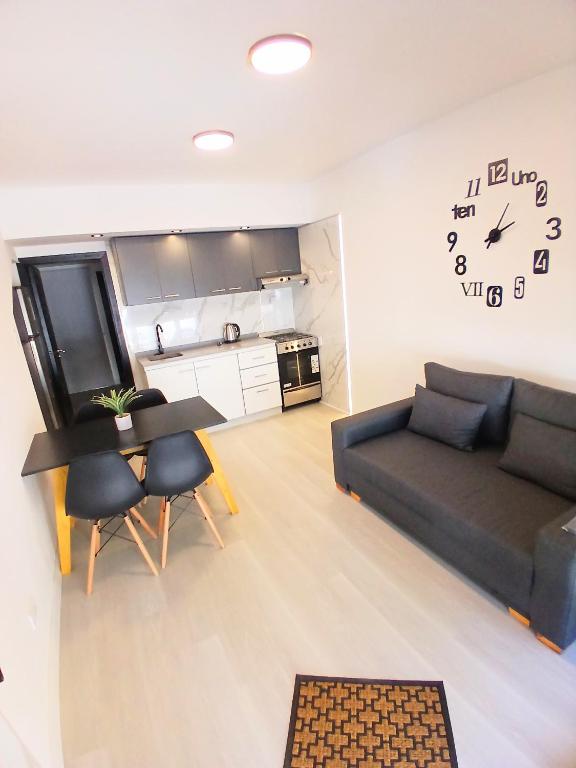 a living room with a couch and a table at Departamentos Necochea Playa in Necochea