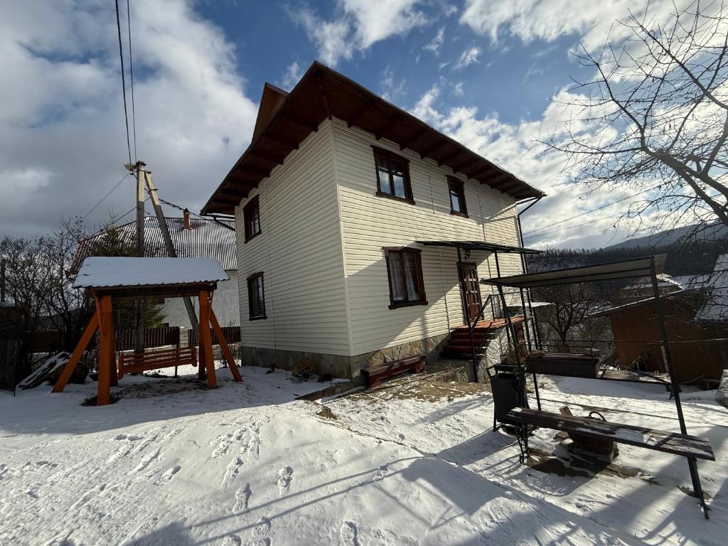 een huis wordt gebouwd in de sneeuw bij Sadyba Zavitaiko in Jaremtsje