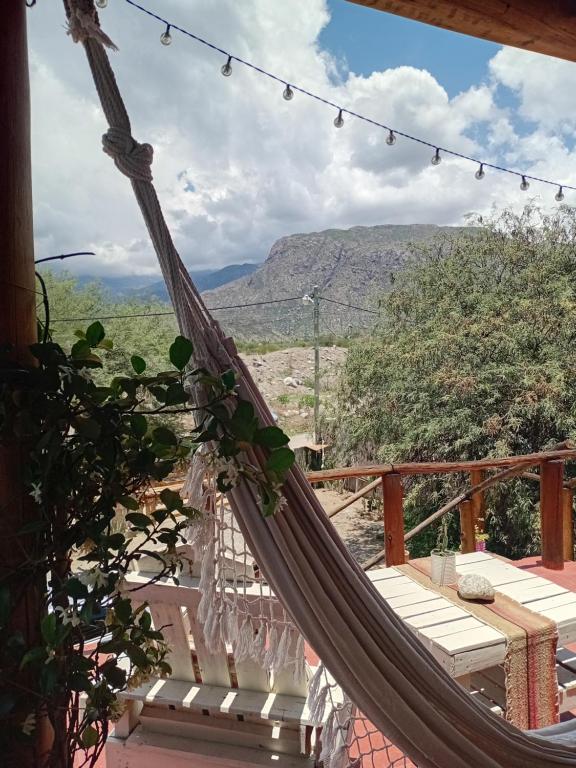 een hangmat op een veranda met uitzicht bij La Arenosa in Cafayate