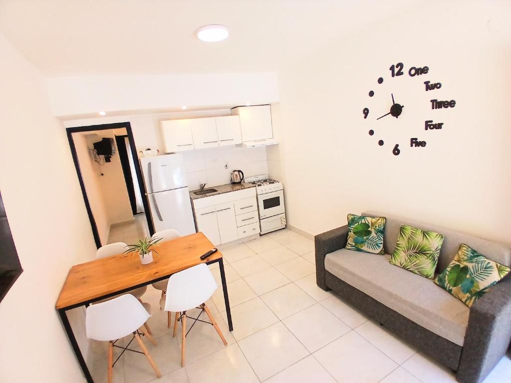 Cuisine ou kitchenette dans l'établissement Departamentos Necochea Playa