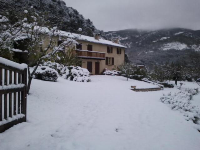 grande maison familiale trong mùa đông