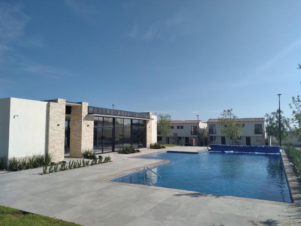 ein Schwimmbad vor einem Gebäude in der Unterkunft House B Residential condominium with pool in Miranda