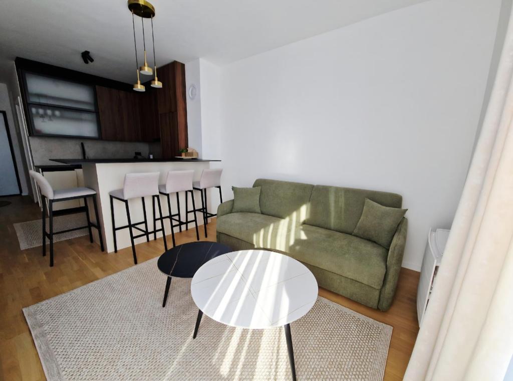 un salon avec un canapé et une table dans l'établissement Infinity Apartment & Privat Garage, à Sarajevo