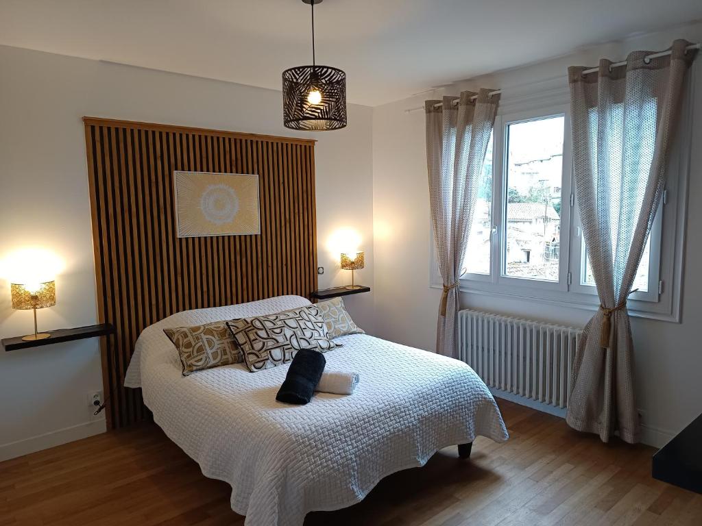 een slaapkamer met een bed en een raam bij Hébergement quartier historique in Parthenay