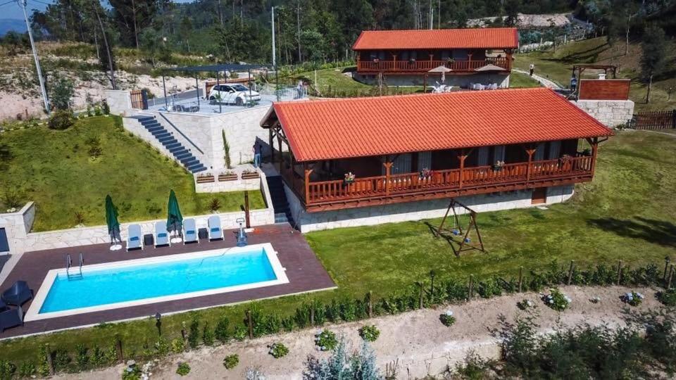 vue aérienne d'une maison avec piscine dans l'établissement Chalé de Montanha, à Vieira do Minho