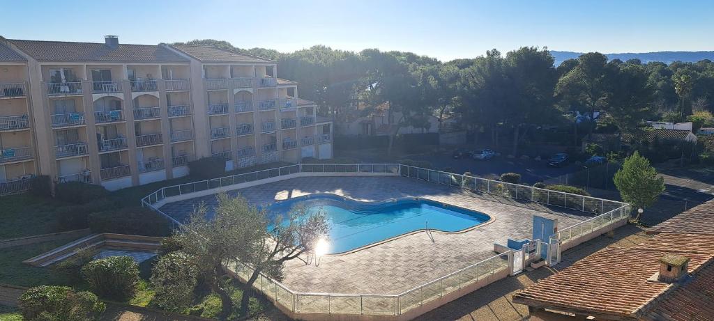 een bovenaanzicht van een zwembad voor een gebouw bij Les Hauts de Balaruc- Idéal Curistes 102 in Balaruc-les-Bains